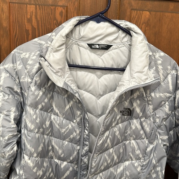 Nice grey an white jacket - Picture 3 of 4